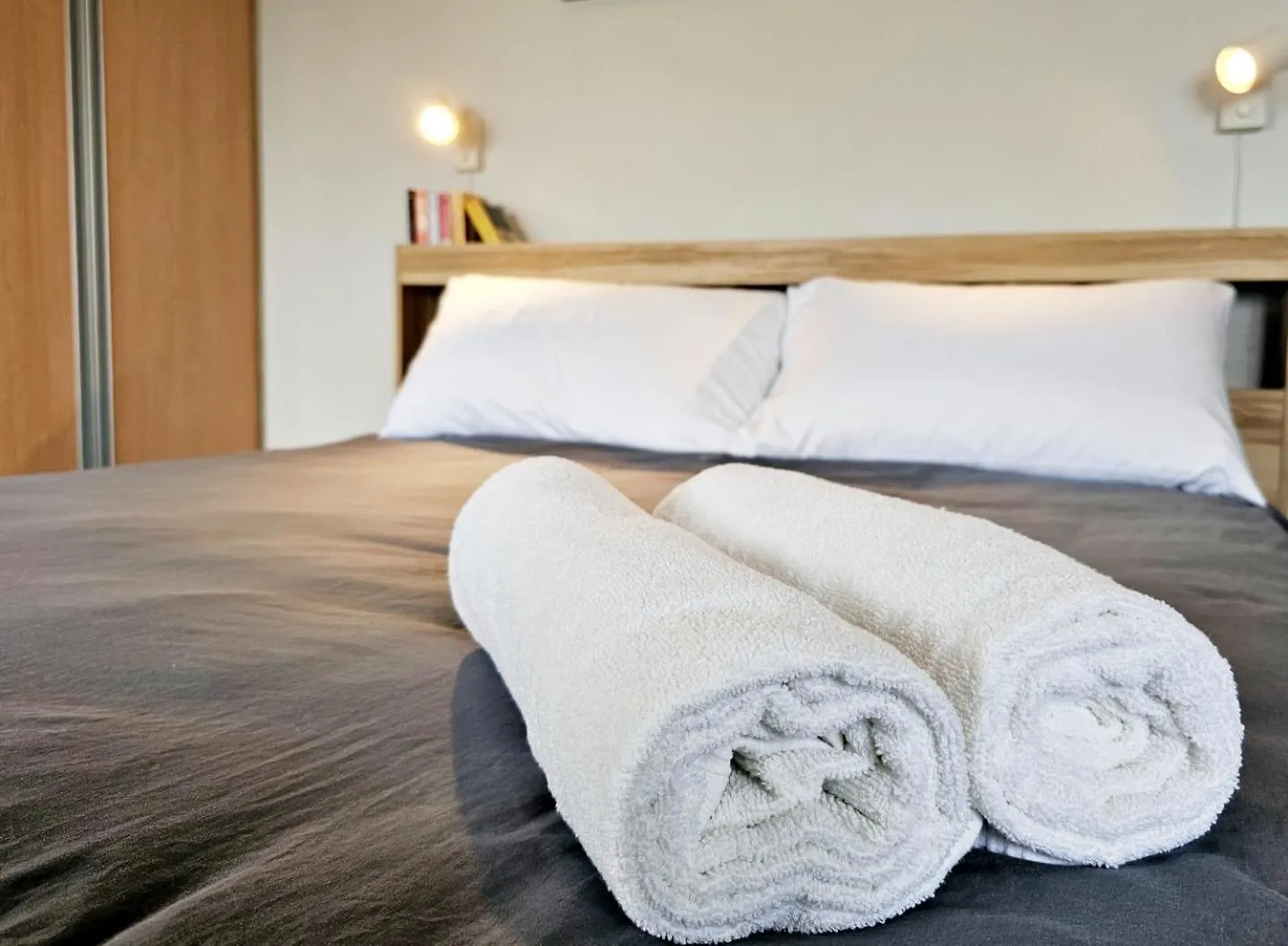 Stylish And Spacious Studio Unit In Makati With Fast Wi-Fi Apartment