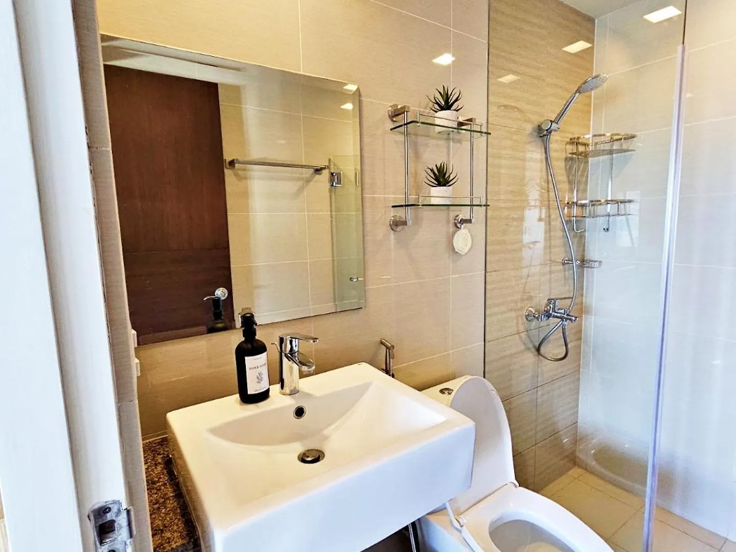 Stylish And Spacious Studio Unit In Makati With Fast Wi-Fi Manila